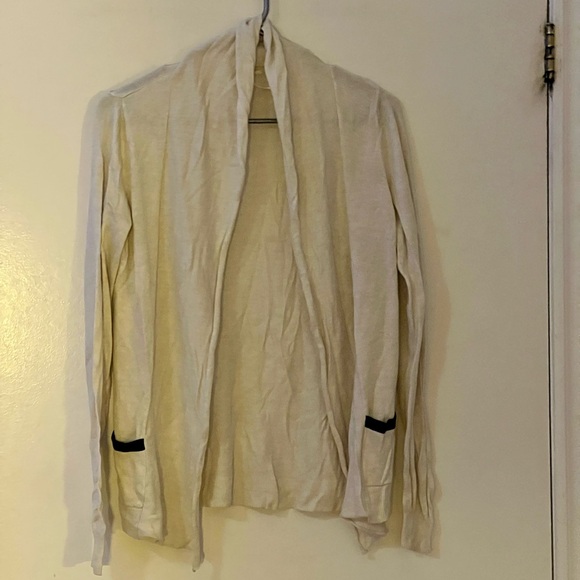 Pretty cream cardigan, still new, comfortable and soft to the touch. Cheap - Picture 1 of 2